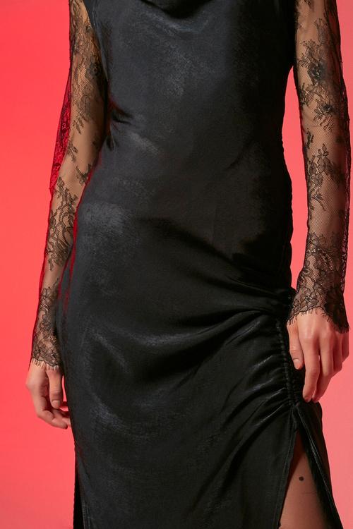  YANDAN BÜZGÜLÜ DEGAJE YAKA ASKILI MİDİ ELBİSE