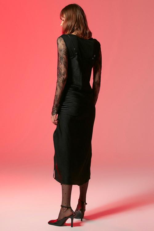  YANDAN BÜZGÜLÜ DEGAJE YAKA ASKILI MİDİ ELBİSE