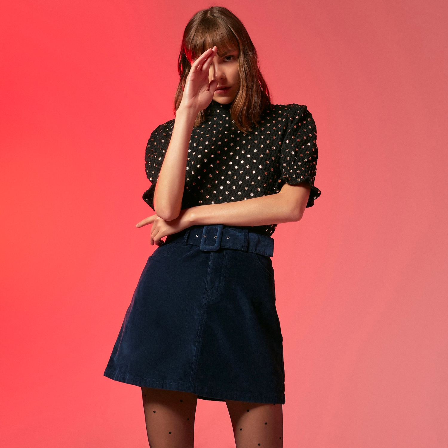 DİK YAKA PUANTİYELİ BLUZ