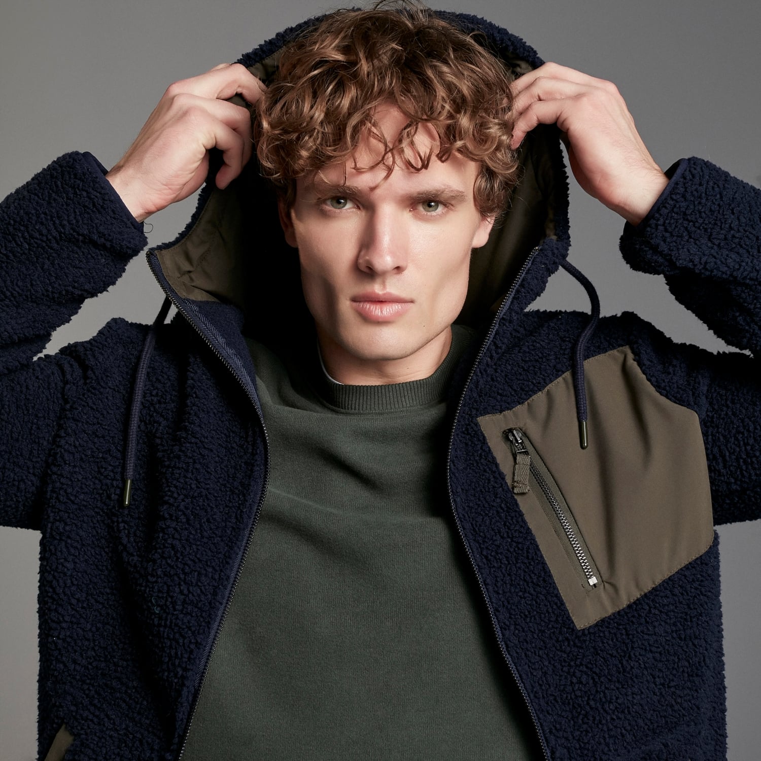 KAPÜŞONLU PELUŞ SWEATSHIRT