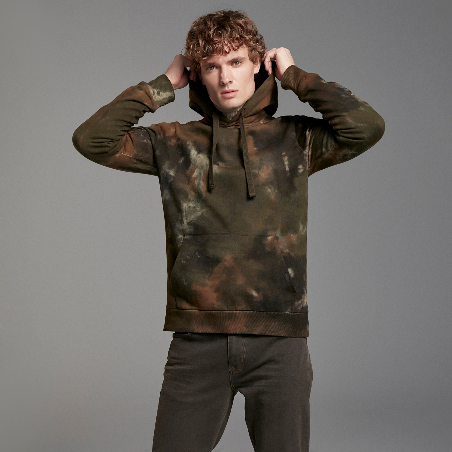 TIE DYE BASKILI KAPÜŞONLU SWEATSHIRT