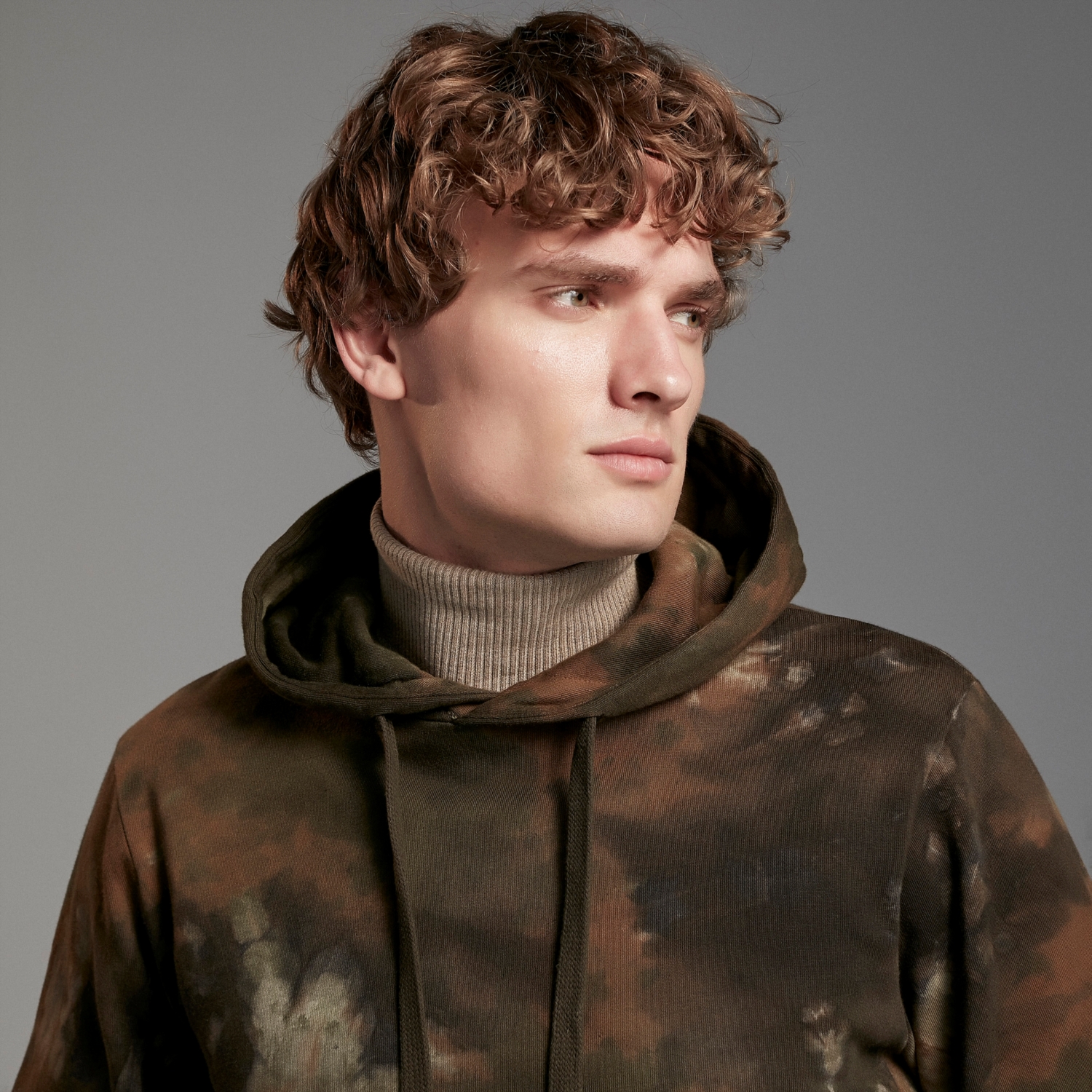 TIE DYE BASKILI KAPÜŞONLU SWEATSHIRT