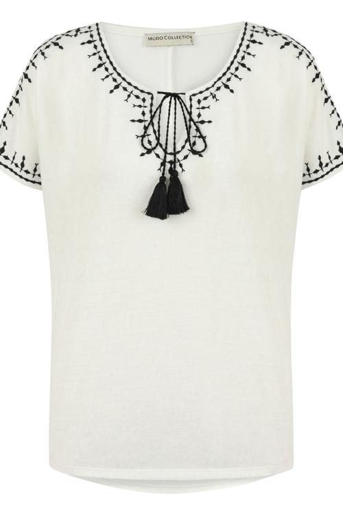  PÜSKÜL DETAYLI NAKIŞLI T-SHIRT