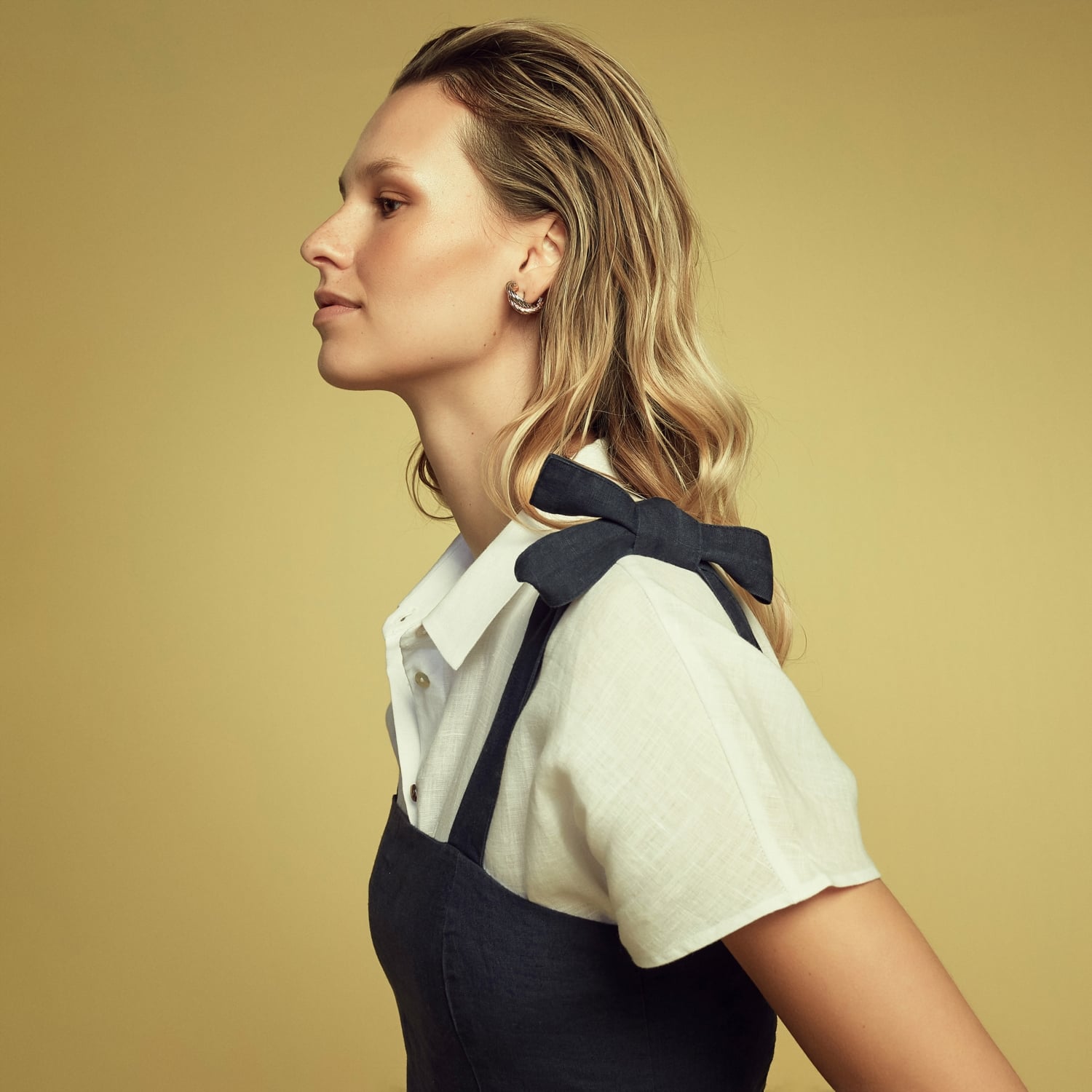 KARE YAKA ASKILI MİNİ KETEN ELBİSE