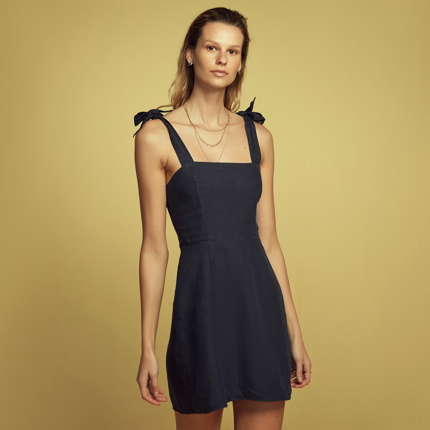 KARE YAKA ASKILI MİNİ KETEN ELBİSE