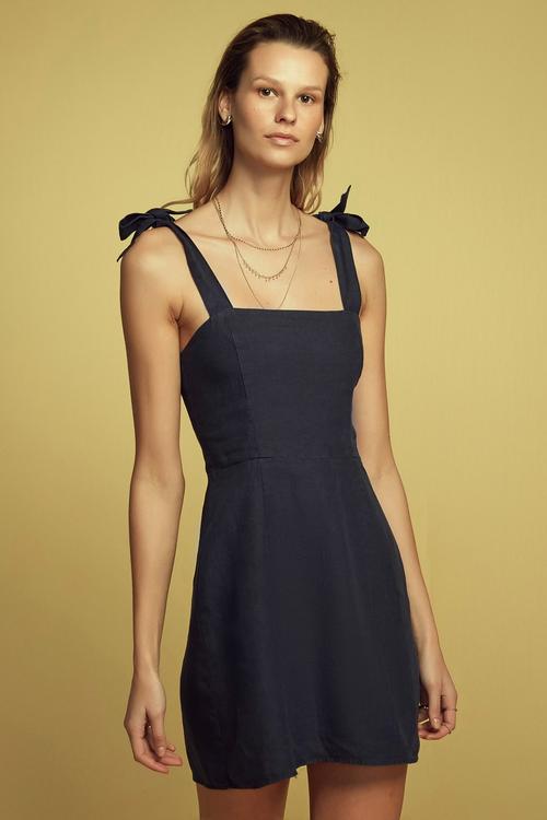  KARE YAKA ASKILI MİNİ KETEN ELBİSE