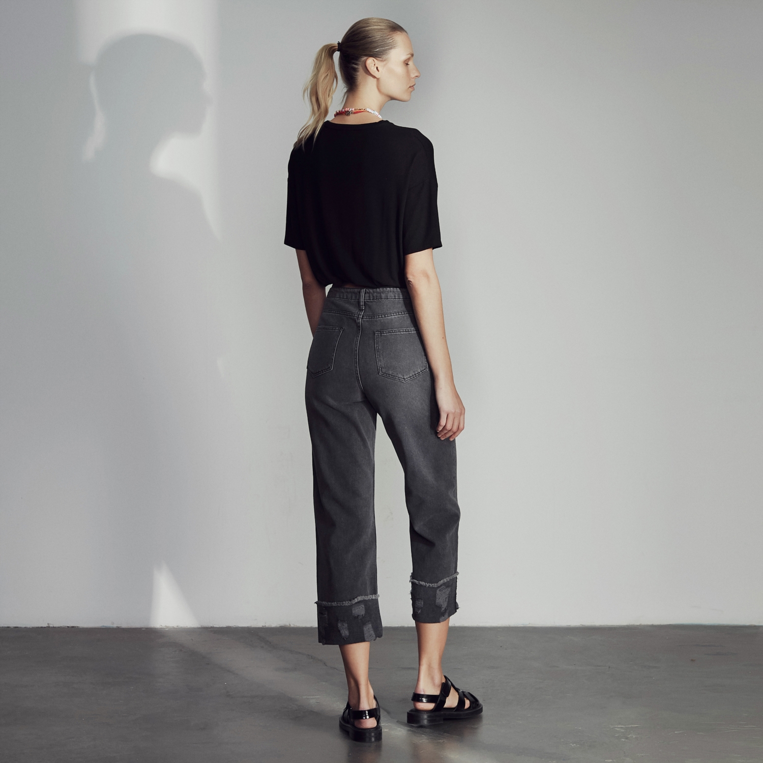 PAÇASI KATLAMA DETAYLI RAHAT KESİM JEAN PANTOLON