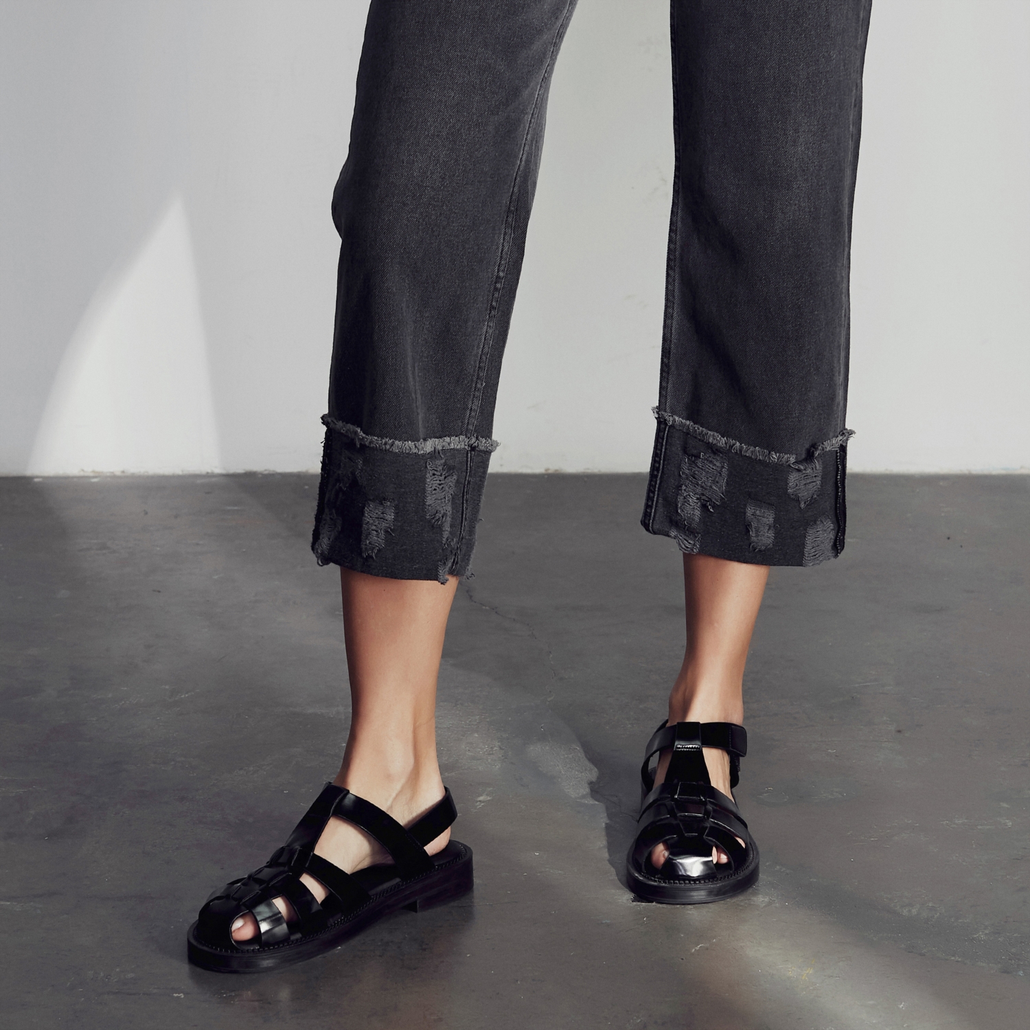 PAÇASI KATLAMA DETAYLI RAHAT KESİM JEAN PANTOLON