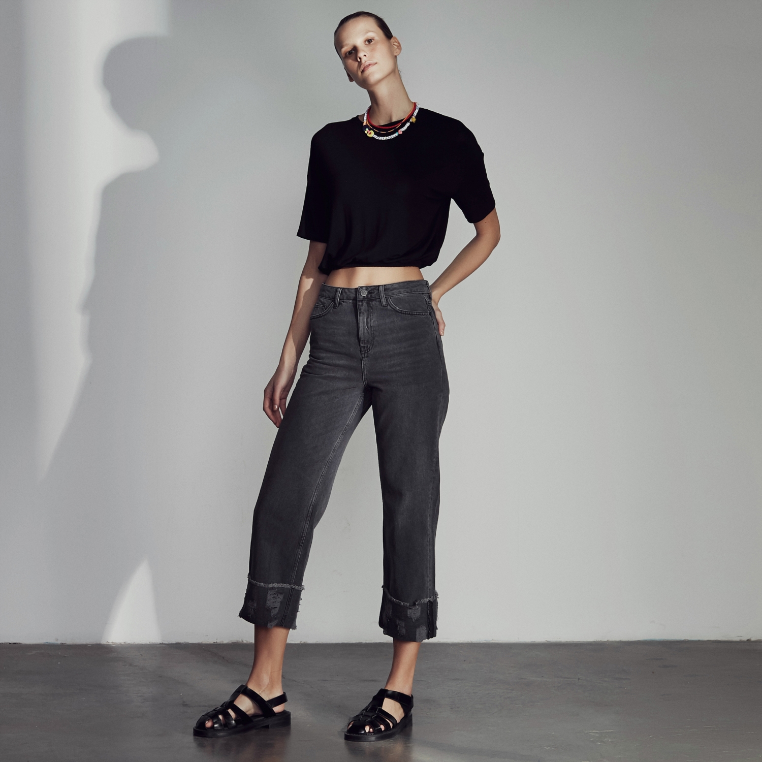 PAÇASI KATLAMA DETAYLI RAHAT KESİM JEAN PANTOLON