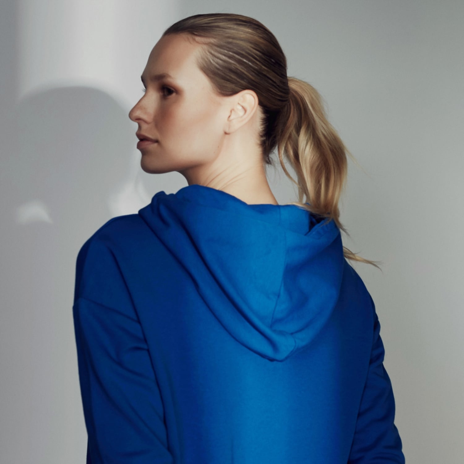 BASKILI KAPÜŞONLU SWEATSHIRT