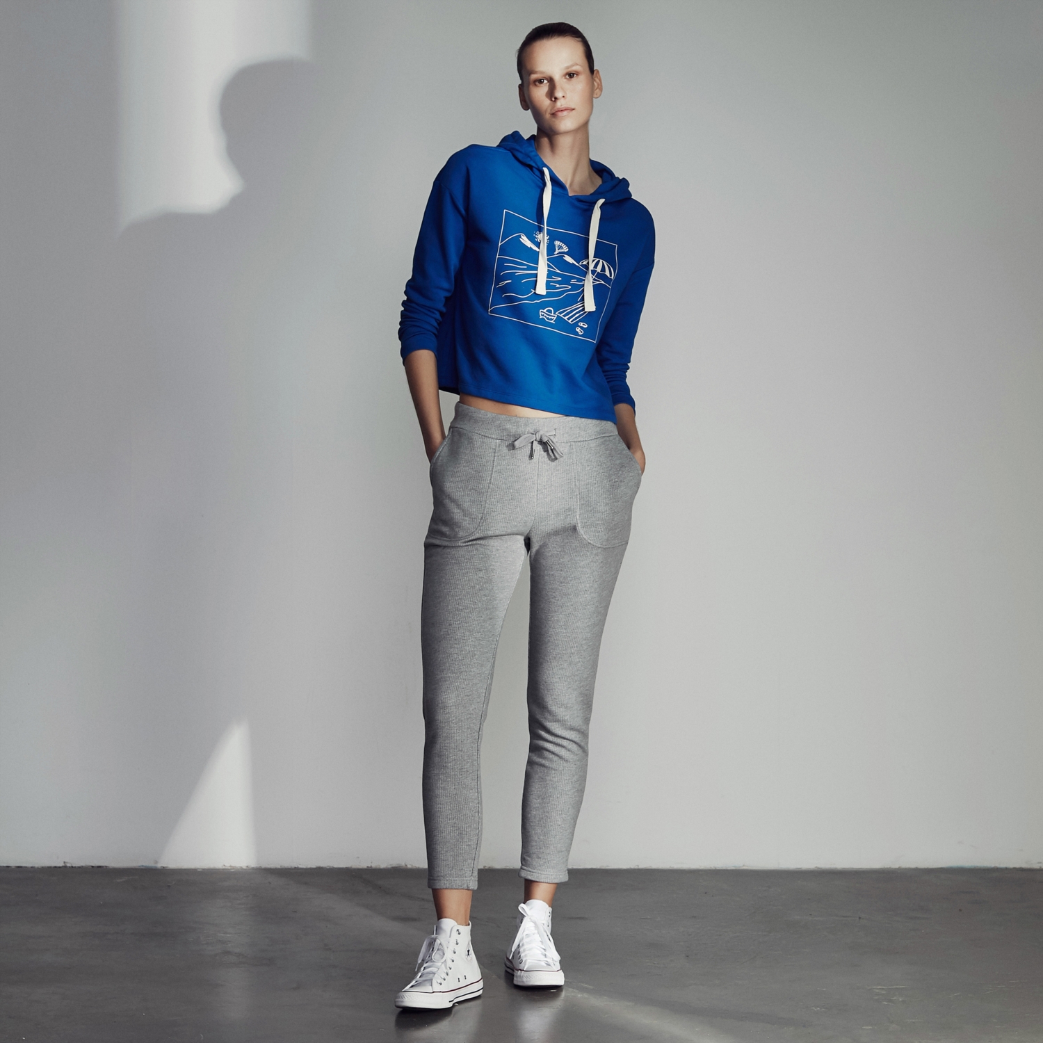 BASKILI KAPÜŞONLU SWEATSHIRT