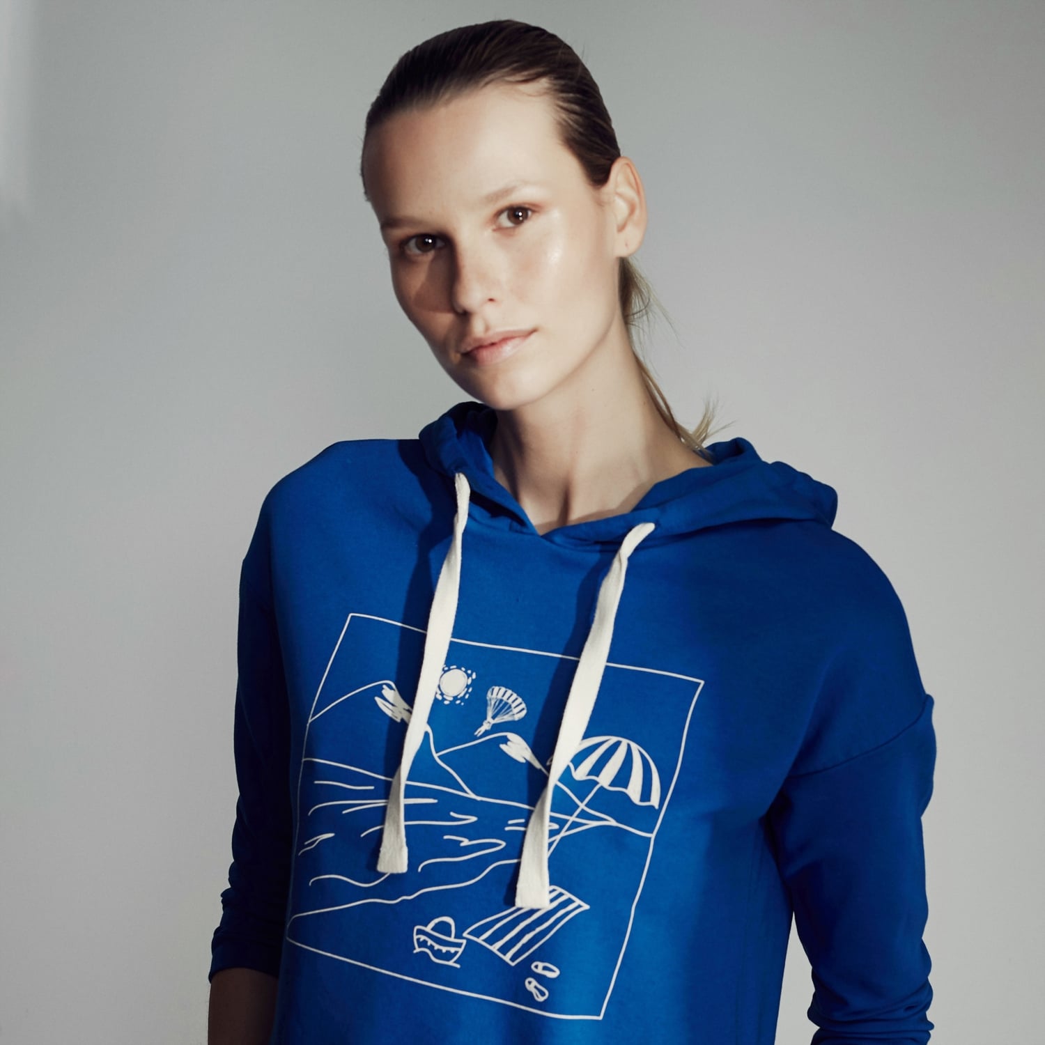 BASKILI KAPÜŞONLU SWEATSHIRT