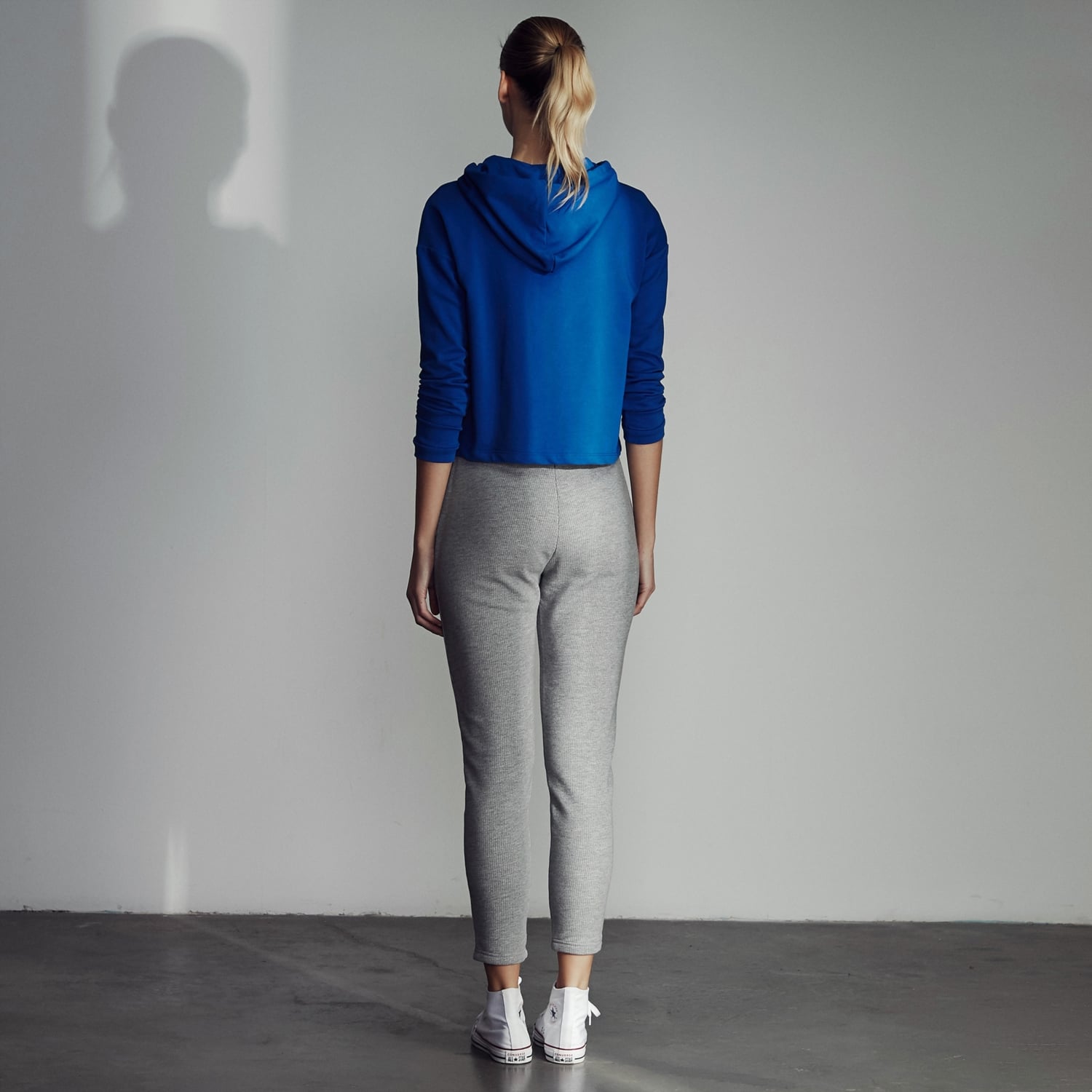 BASKILI KAPÜŞONLU SWEATSHIRT