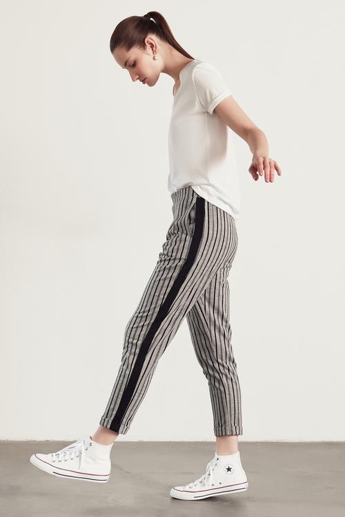  BELİ LASTİKLİ ÇİZGİLİ HAVUÇ KESİM PANTOLON