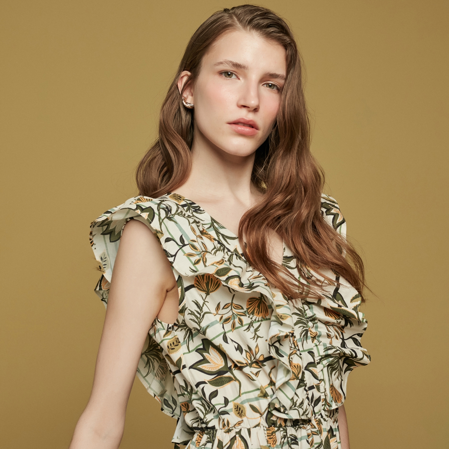 V YAKA VOLANLI KOLSUZ MİDİ ELBİSE