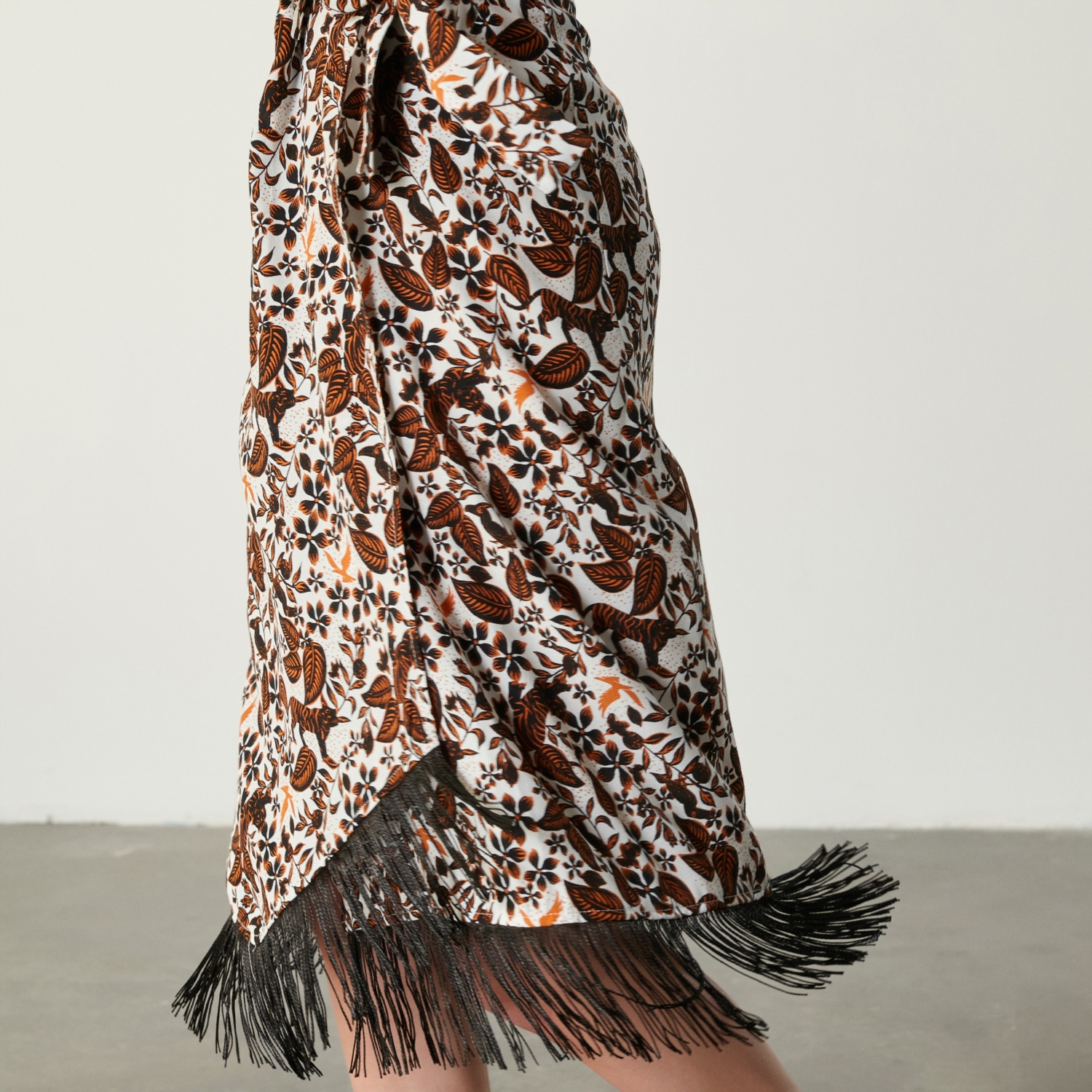 ETNİK DESENLİ PÜSKÜLLÜ KRUVAZE MİDİ ETEK