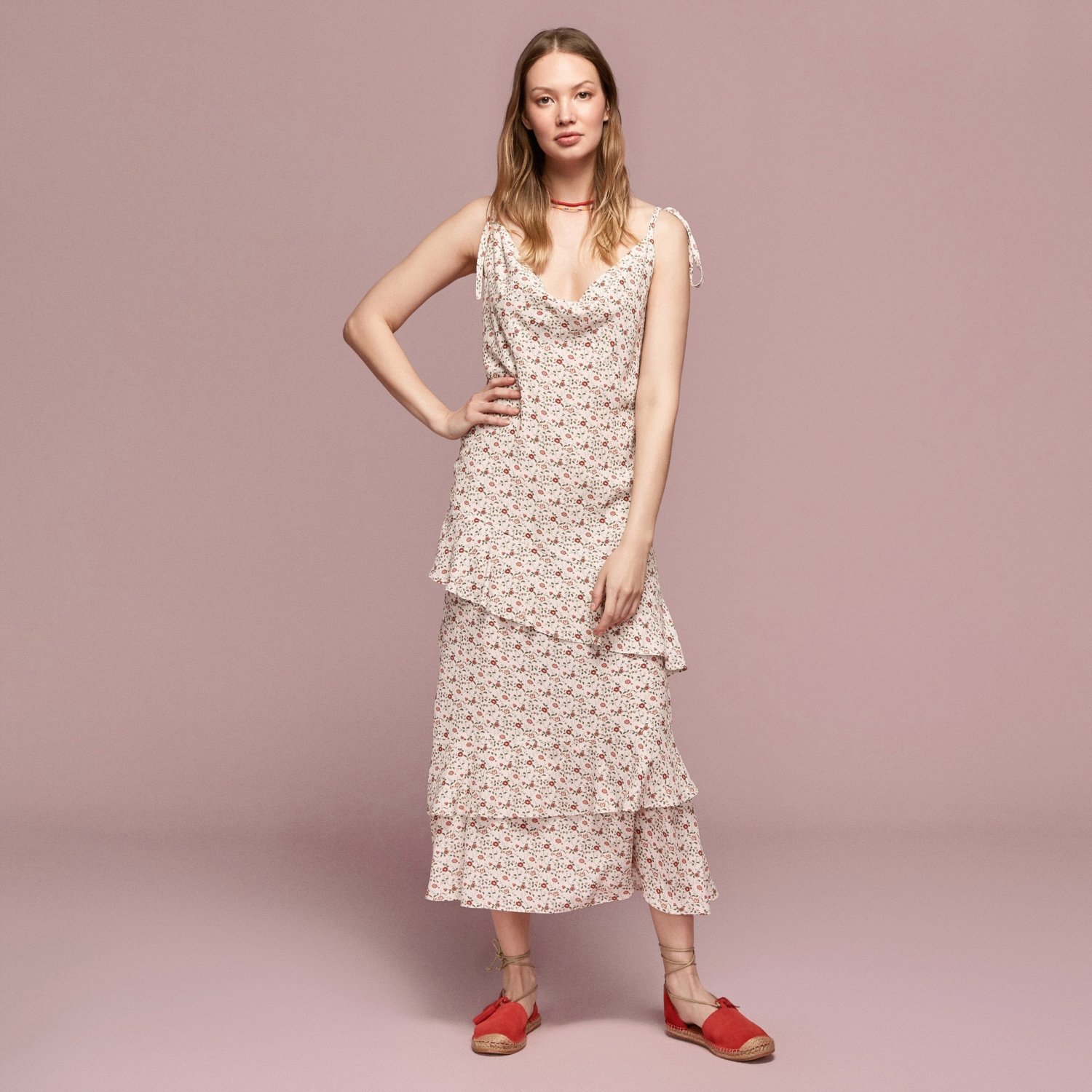 ASİMETRİK KESİM ÇİÇEKLİ MİDİ ELBİSE