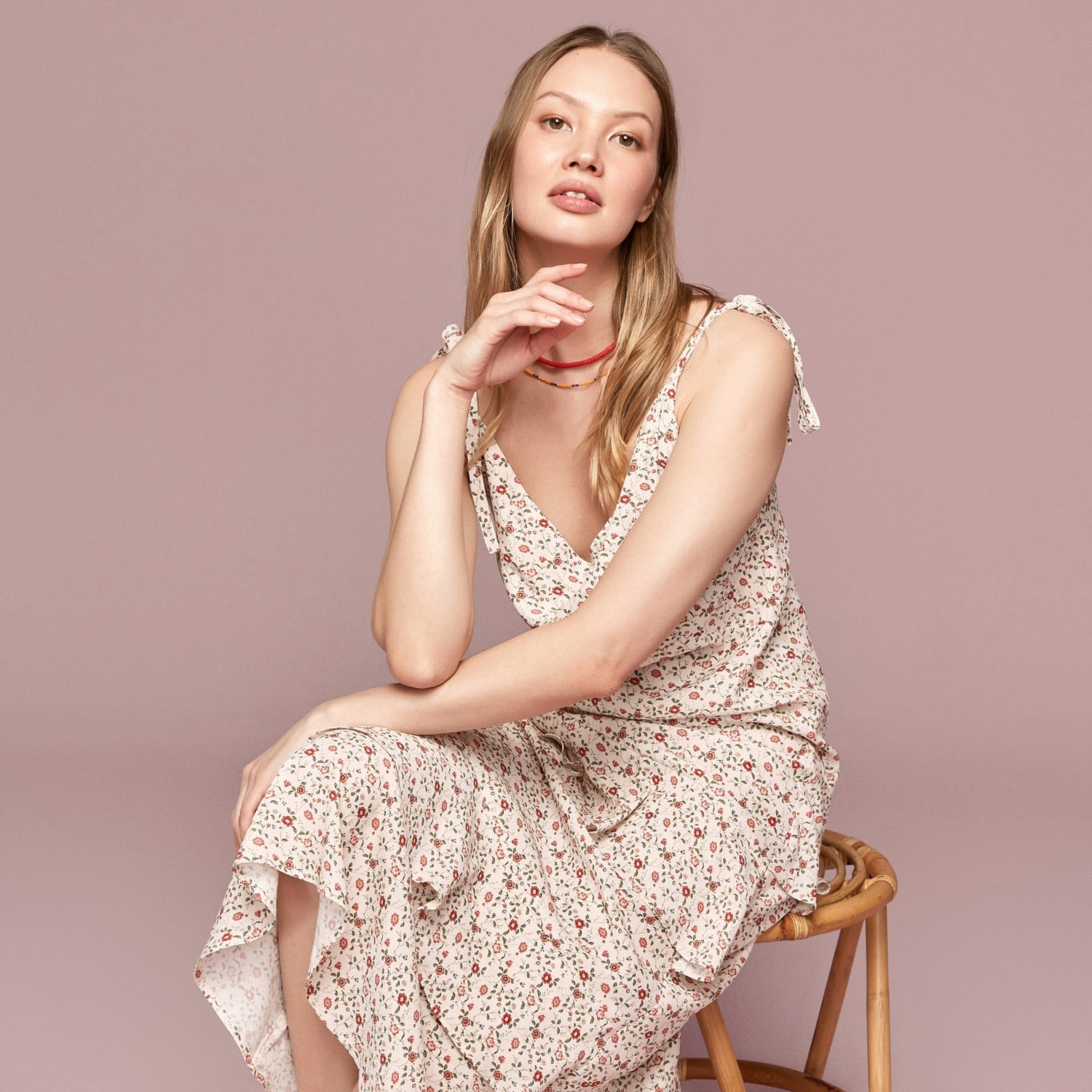 ASİMETRİK KESİM ÇİÇEKLİ MİDİ ELBİSE