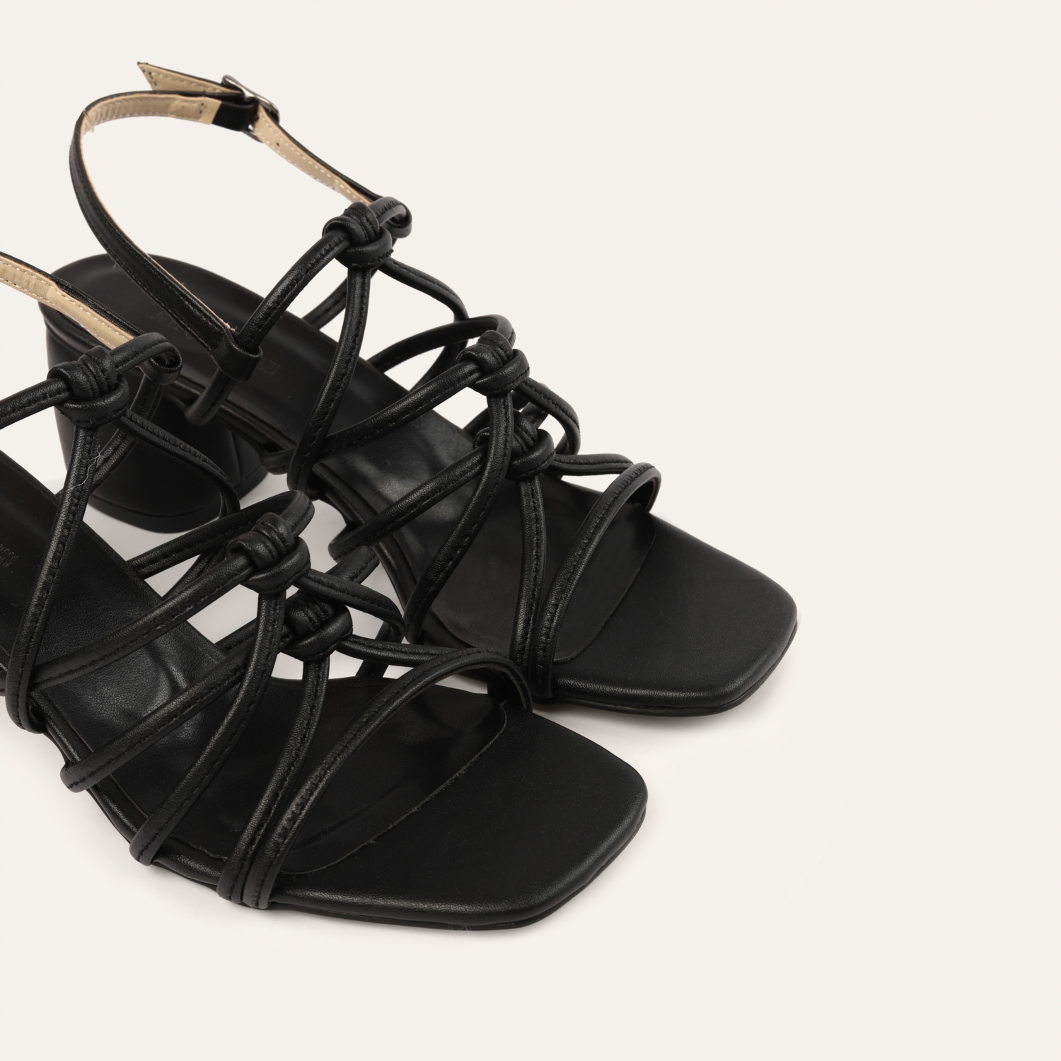 BANTLI TOPUKLU AYAKKABI