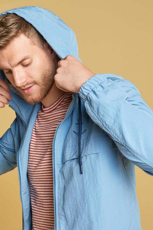  NAKIŞ DETAYLI KAPÜŞONLU YAĞMURLUK