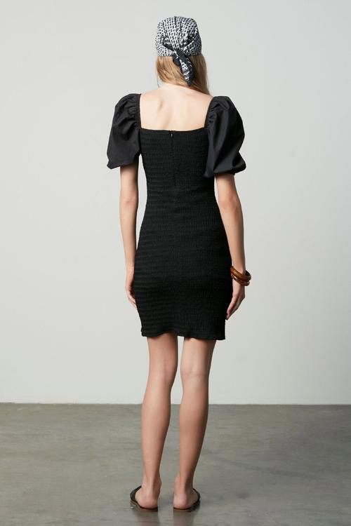  KARE YAKA AÇIK OMUZLU DAR ELBİSE