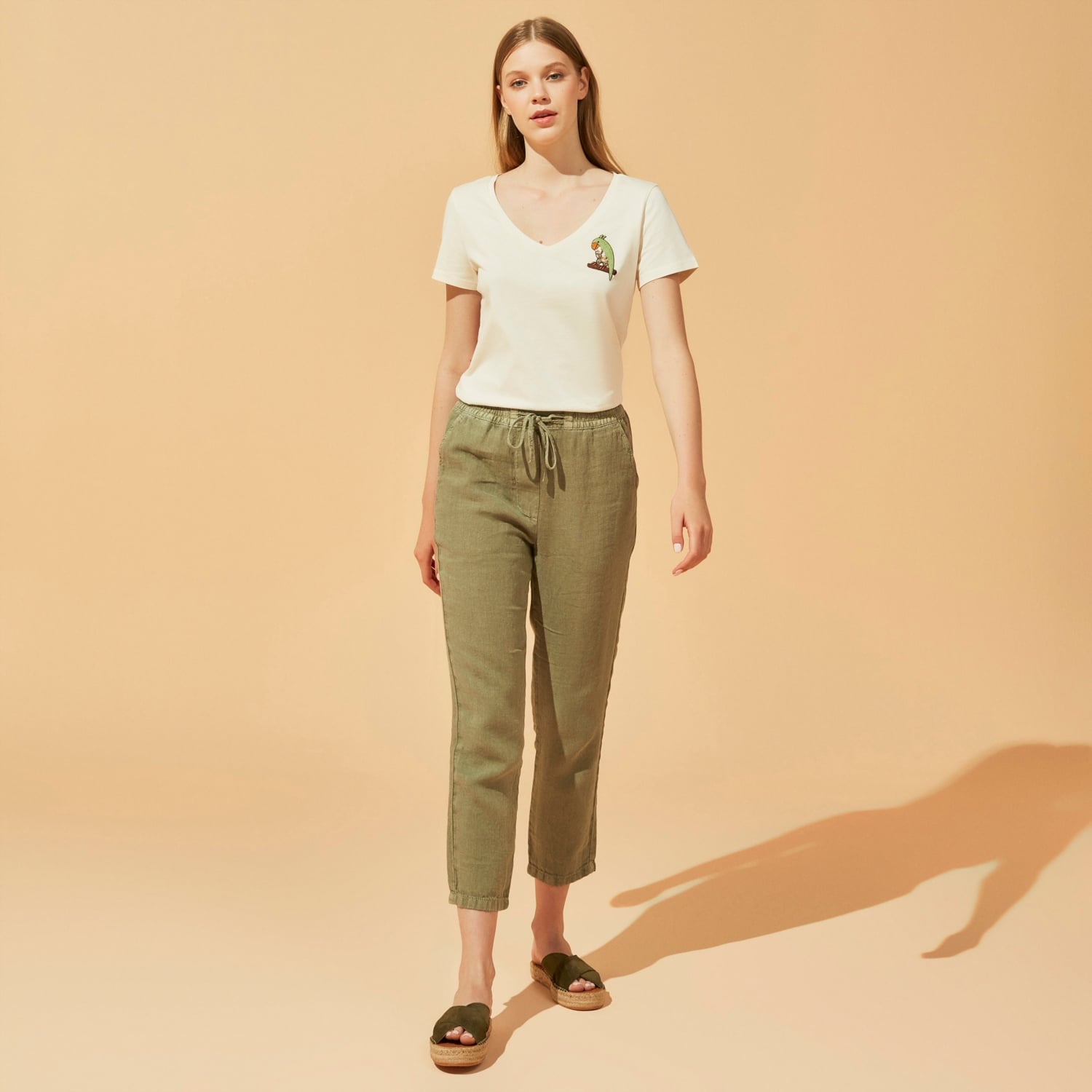 NAKIŞLI V YAKA T-SHIRT