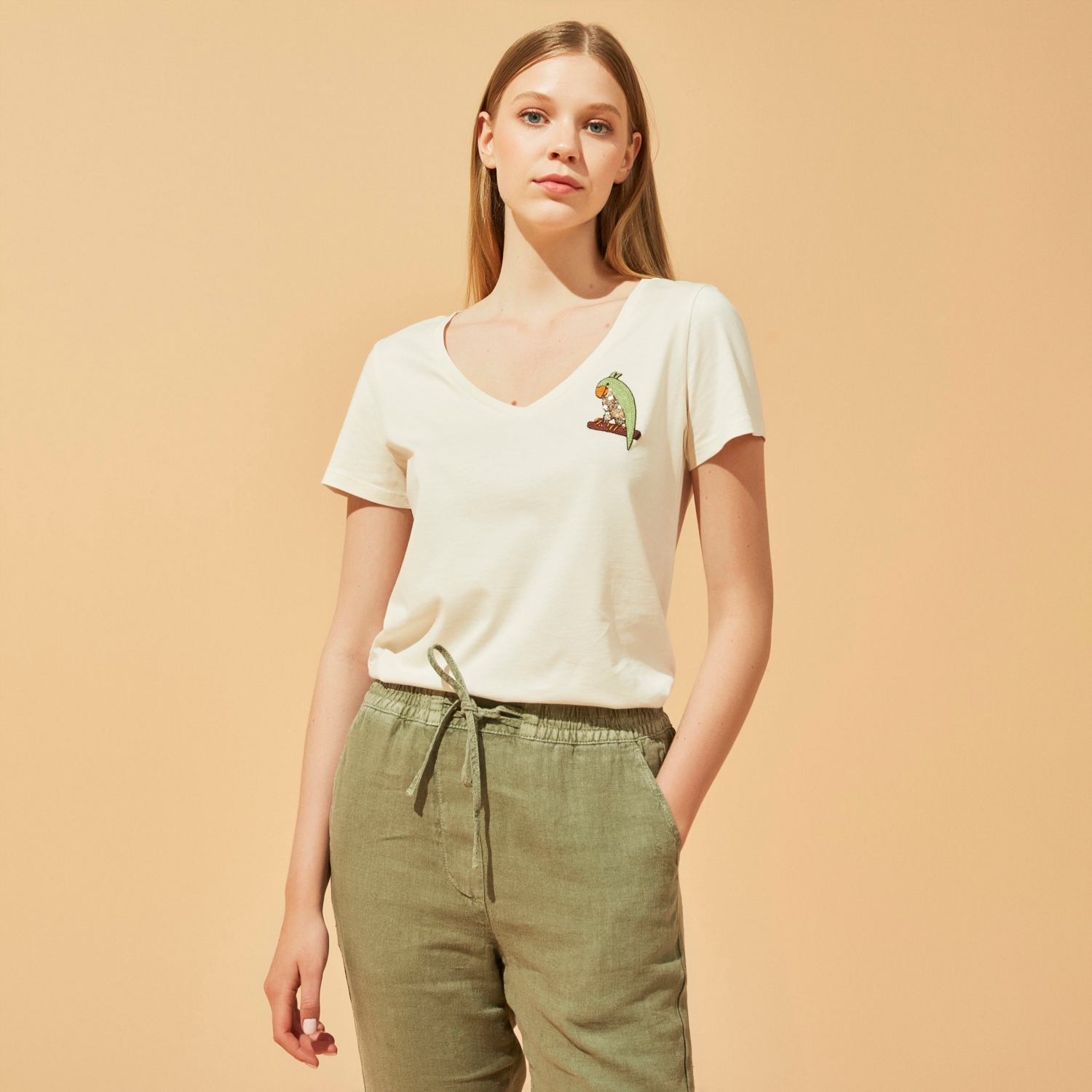 NAKIŞLI V YAKA T-SHIRT