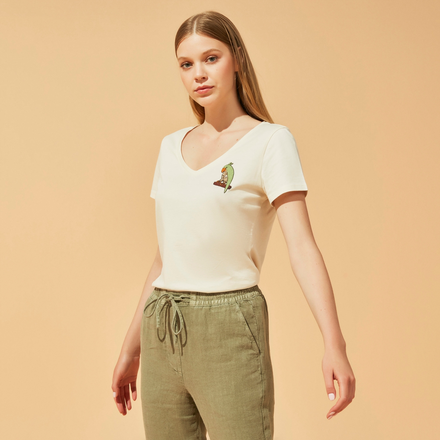 NAKIŞLI V YAKA T-SHIRT