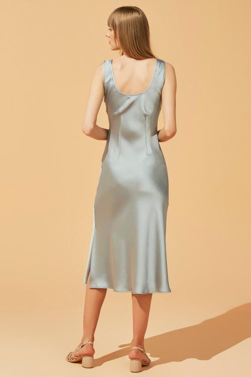  DÖKÜMLÜ SATEN MİDİ ELBİSE