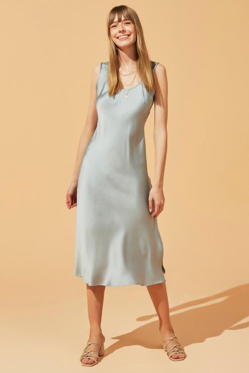  DÖKÜMLÜ SATEN MİDİ ELBİSE