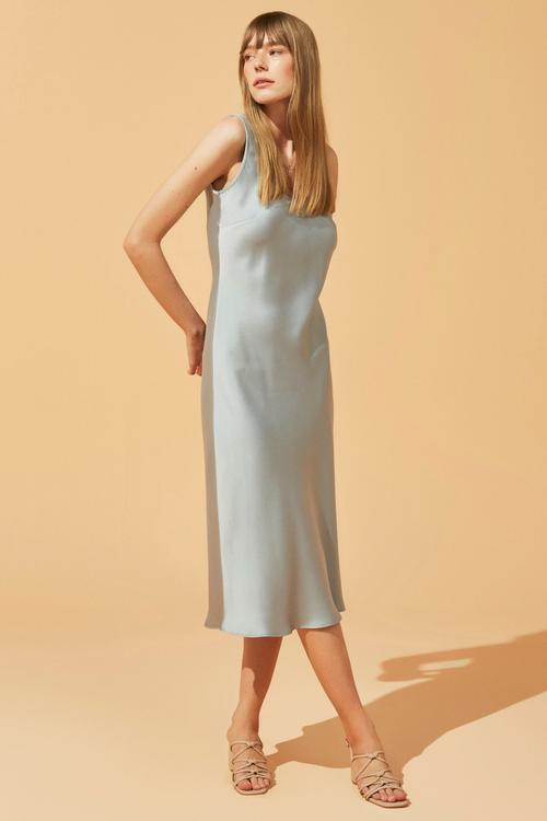  DÖKÜMLÜ SATEN MİDİ ELBİSE