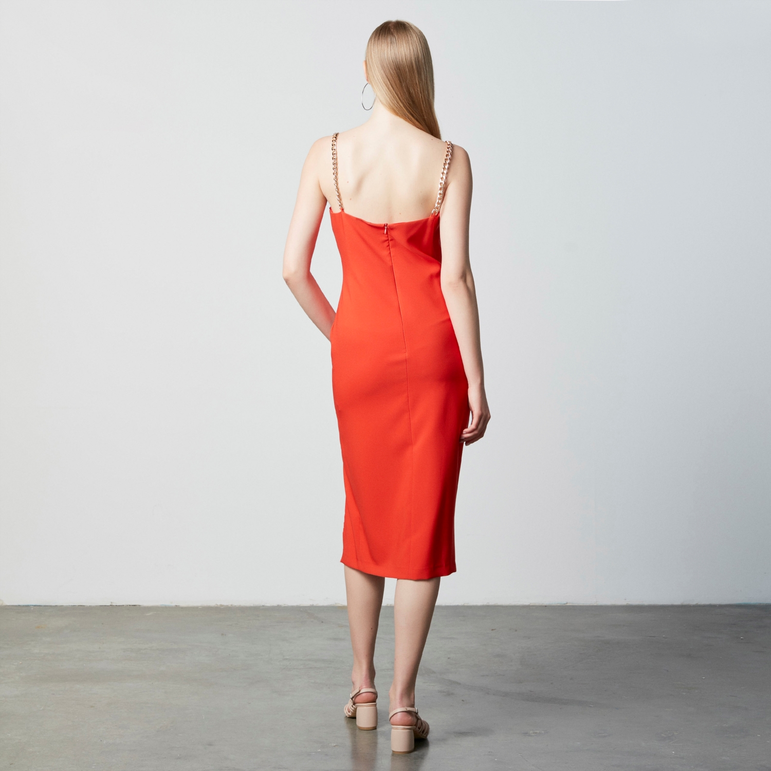 ZİNCİR ASKI DETAYLI MİDİ ELBİSE