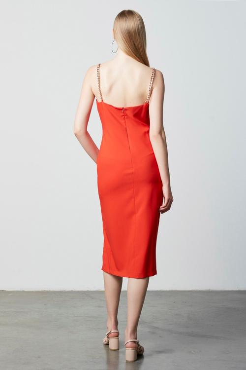  ZİNCİR ASKI DETAYLI MİDİ ELBİSE