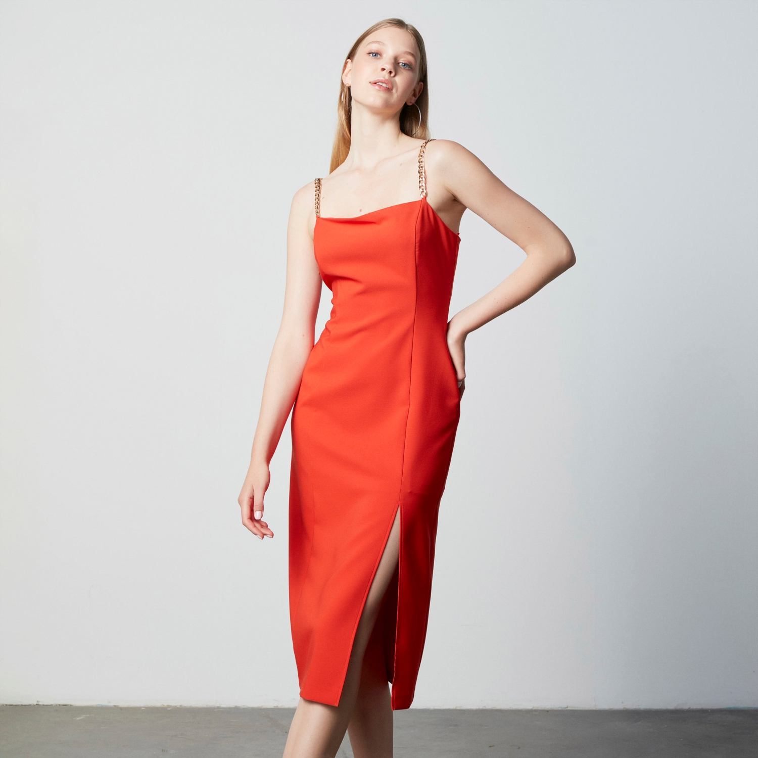 ZİNCİR ASKI DETAYLI MİDİ ELBİSE