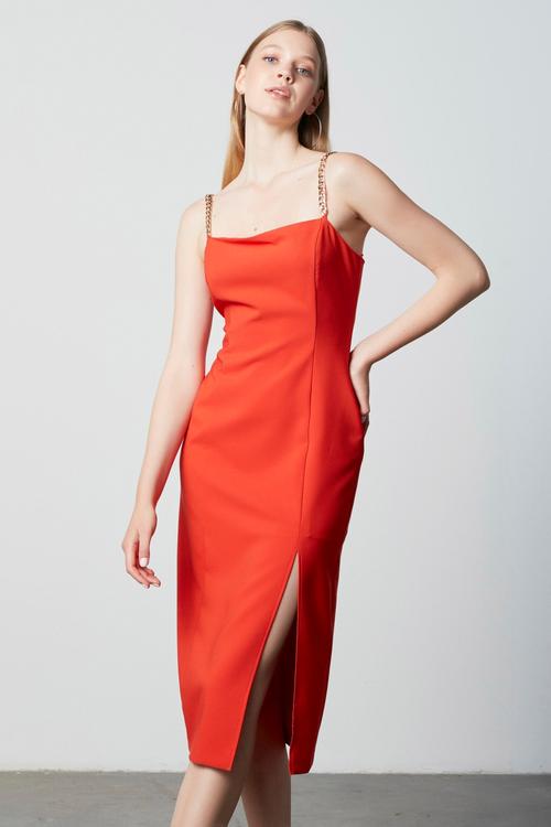  ZİNCİR ASKI DETAYLI MİDİ ELBİSE