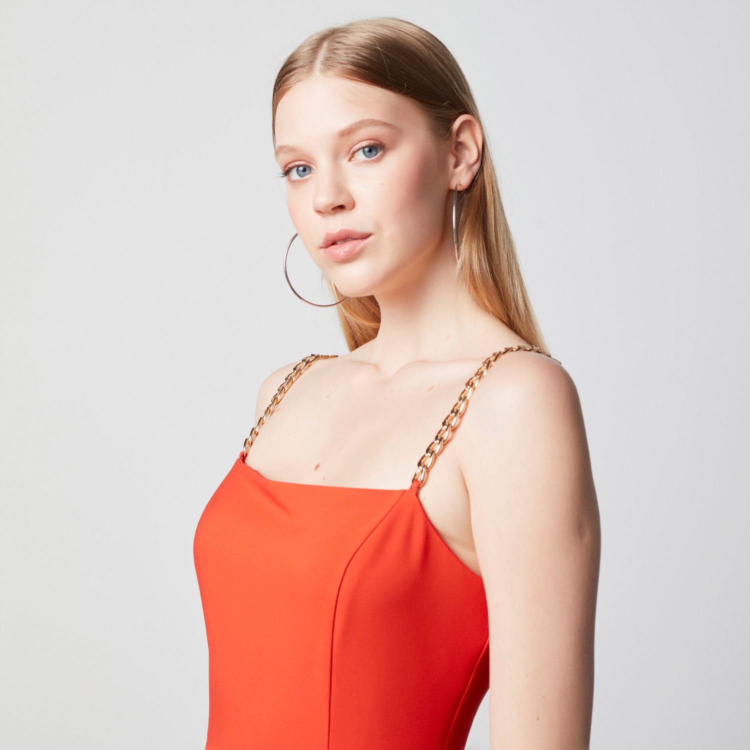 ZİNCİR ASKI DETAYLI MİDİ ELBİSE