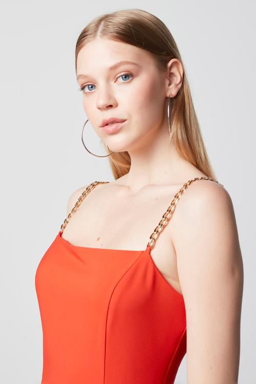  ZİNCİR ASKI DETAYLI MİDİ ELBİSE