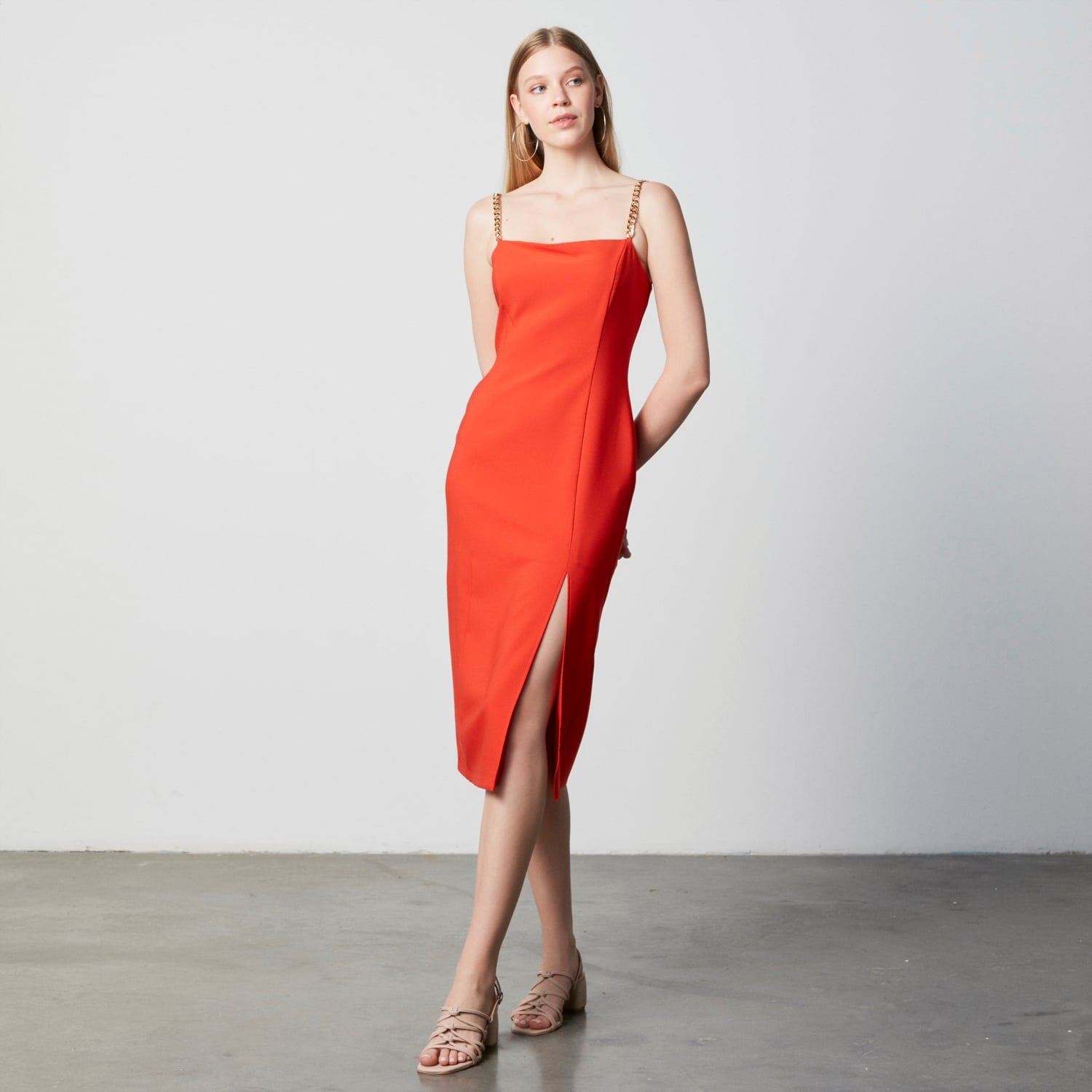 ZİNCİR ASKI DETAYLI MİDİ ELBİSE