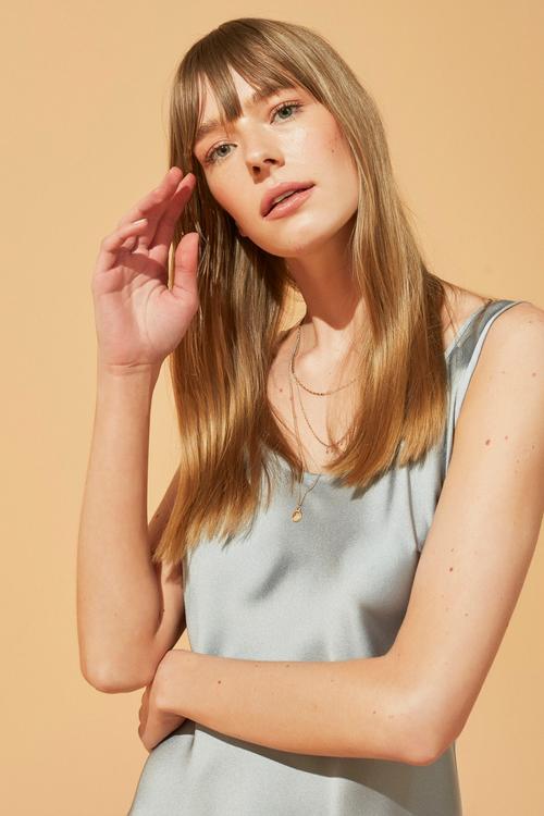  DÖKÜMLÜ SATEN MİDİ ELBİSE