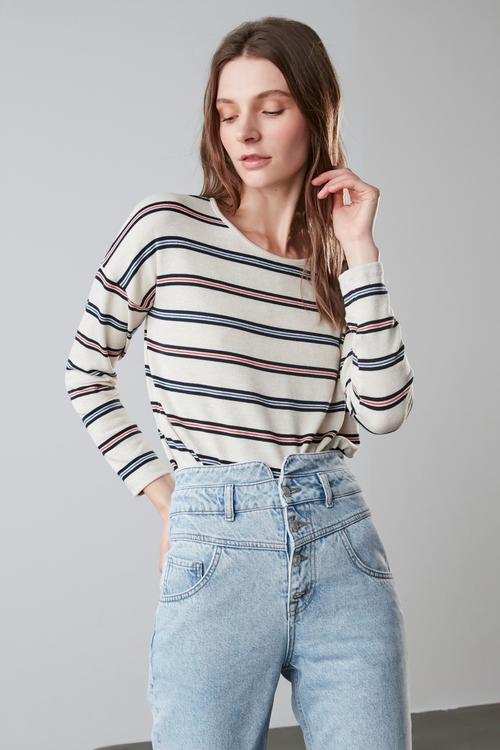  ÇİZGİLİ DÜŞÜK OMUZ TRİKO KAZAK