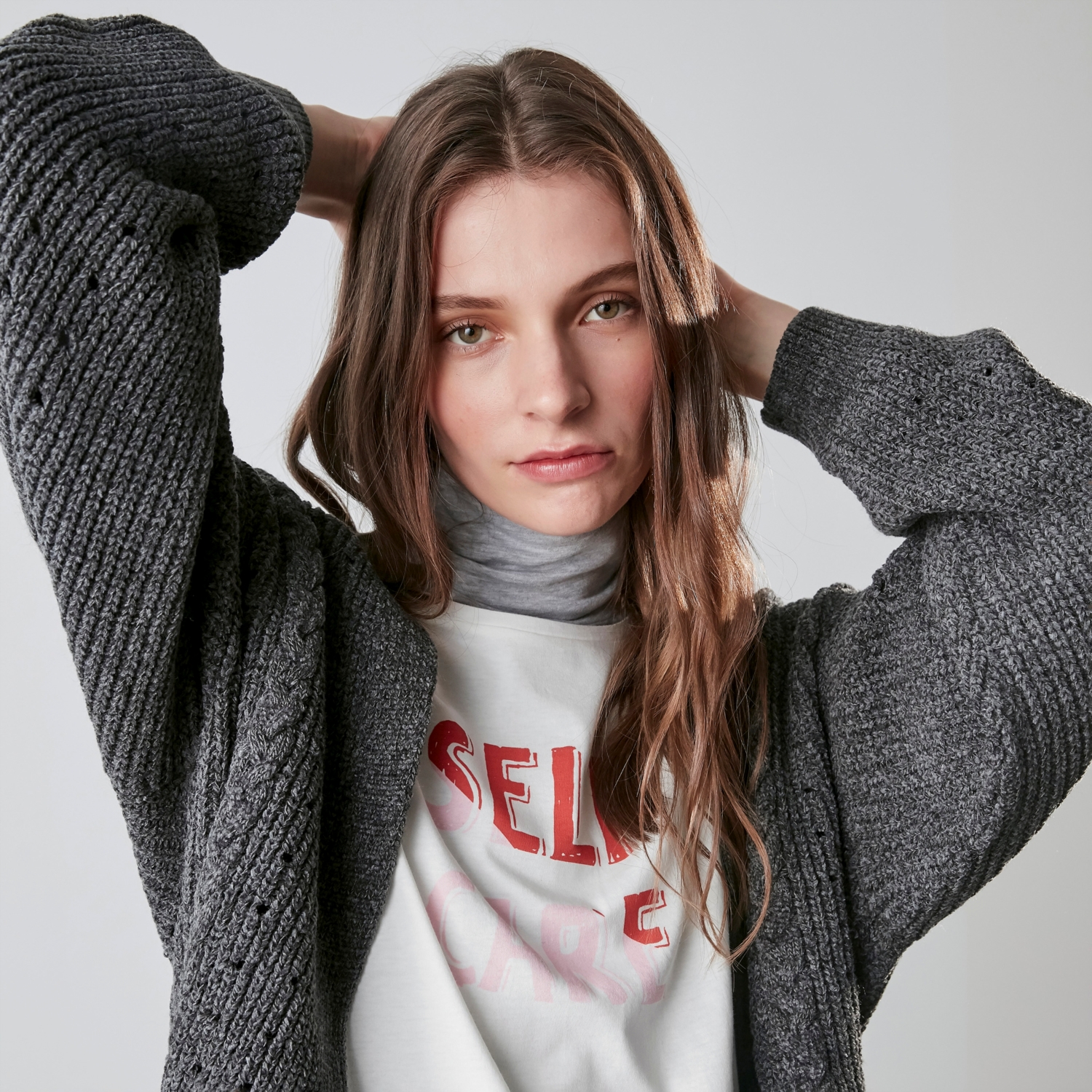 DELİK İŞLEMELİ TRİKO HIRKA