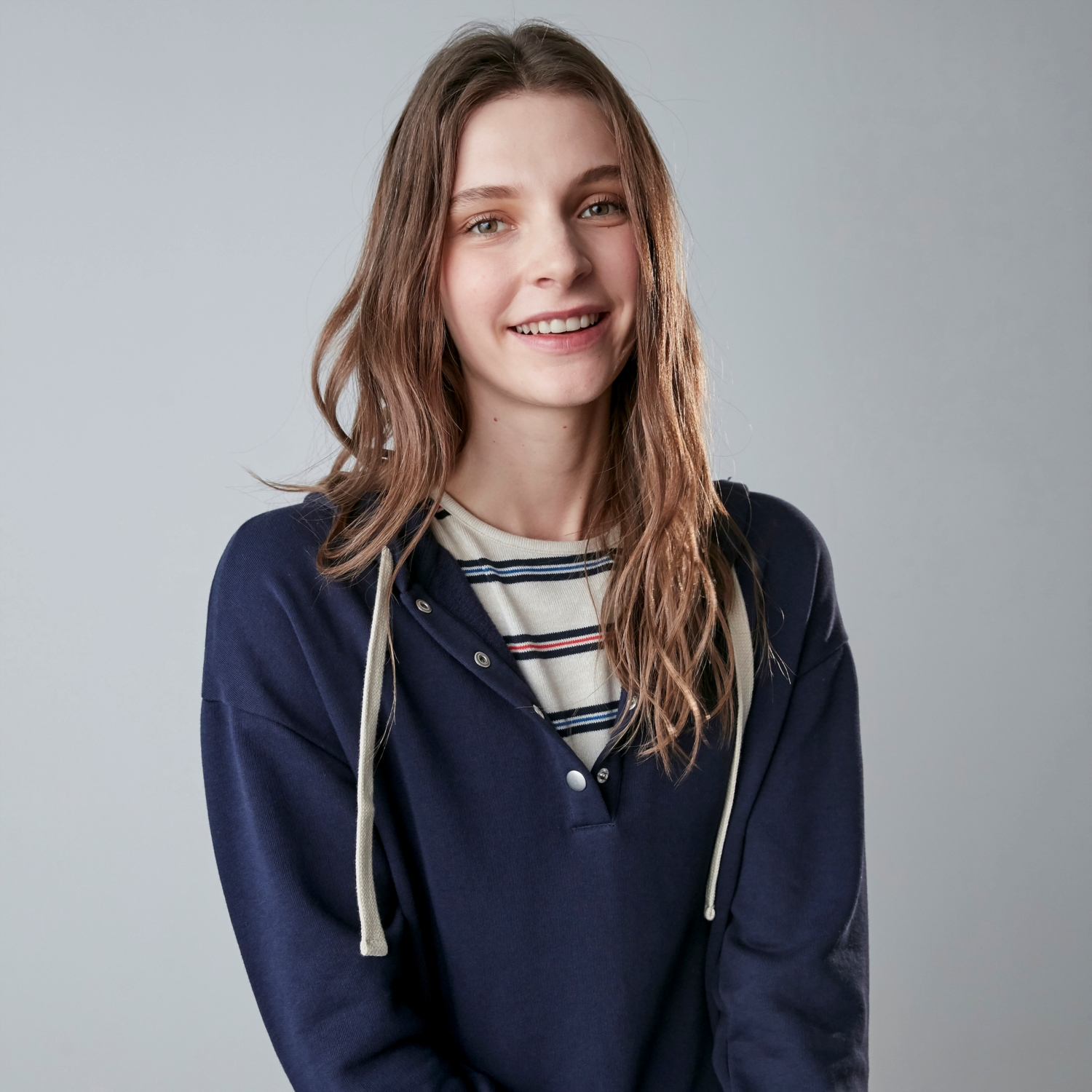 KAPÜŞONLU PİLELİ ÖRME MİNİ ELBİSE