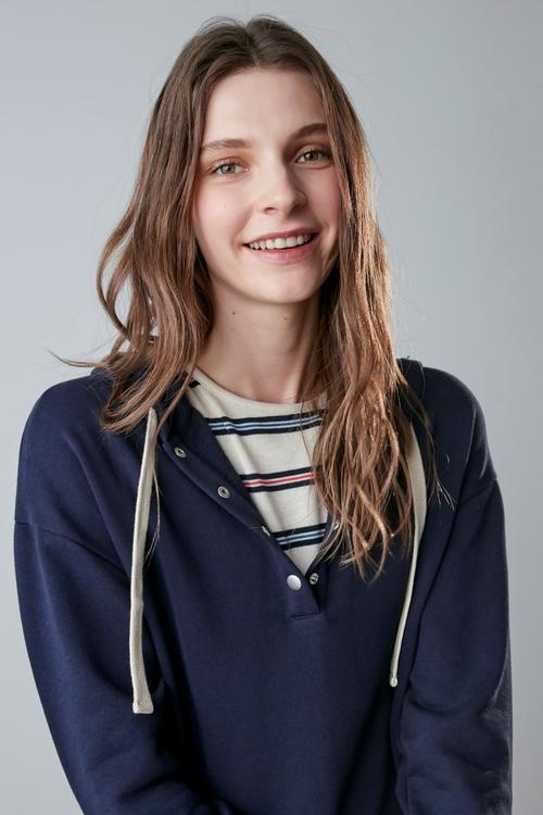  KAPÜŞONLU PİLELİ ÖRME MİNİ ELBİSE