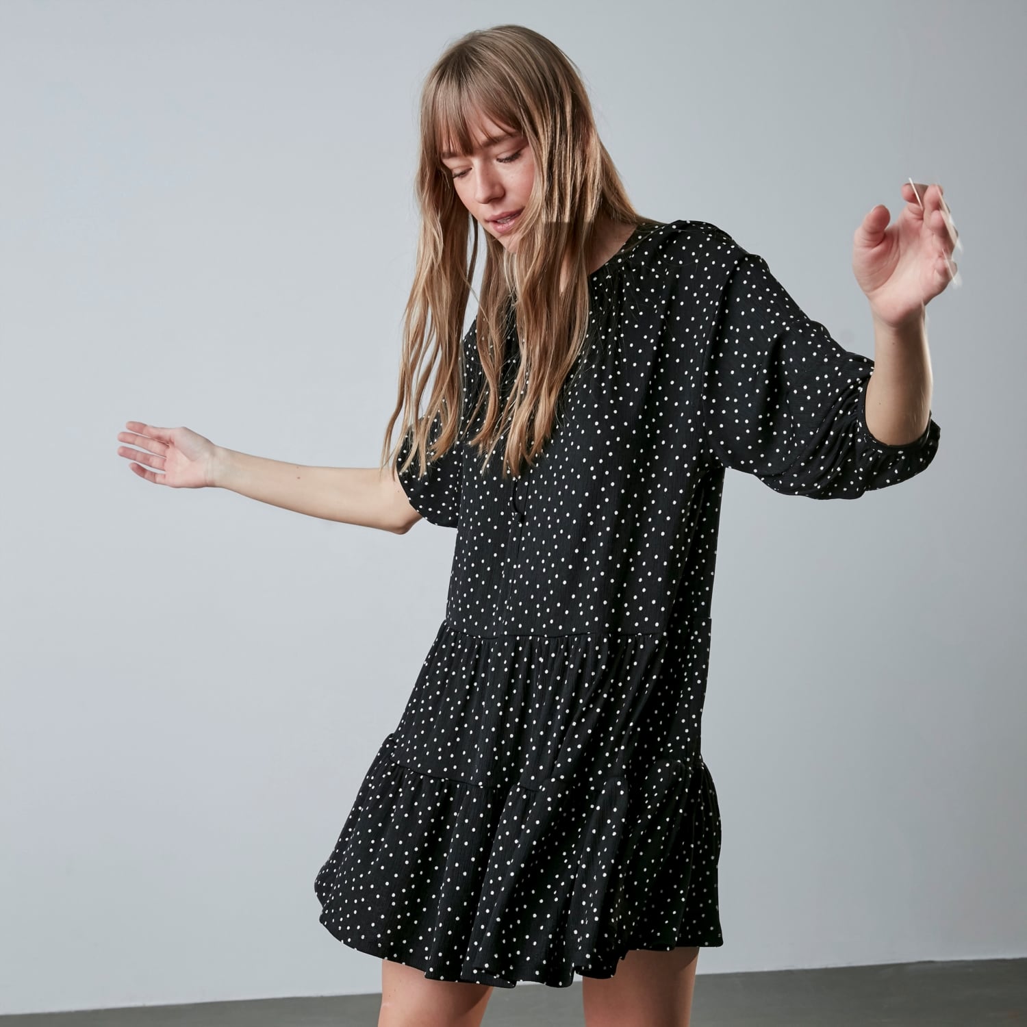 PUANTİYE DESENLİ MİNİ ELBİSE