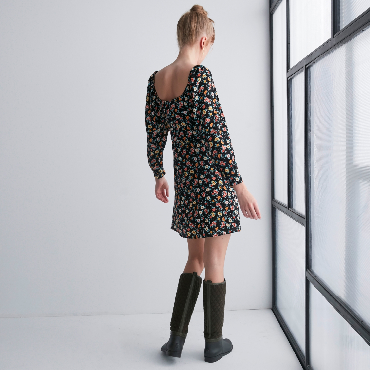 ÇİÇEK DESENLİ KALP YAKA MİNİ KLOŞ ELBİSE