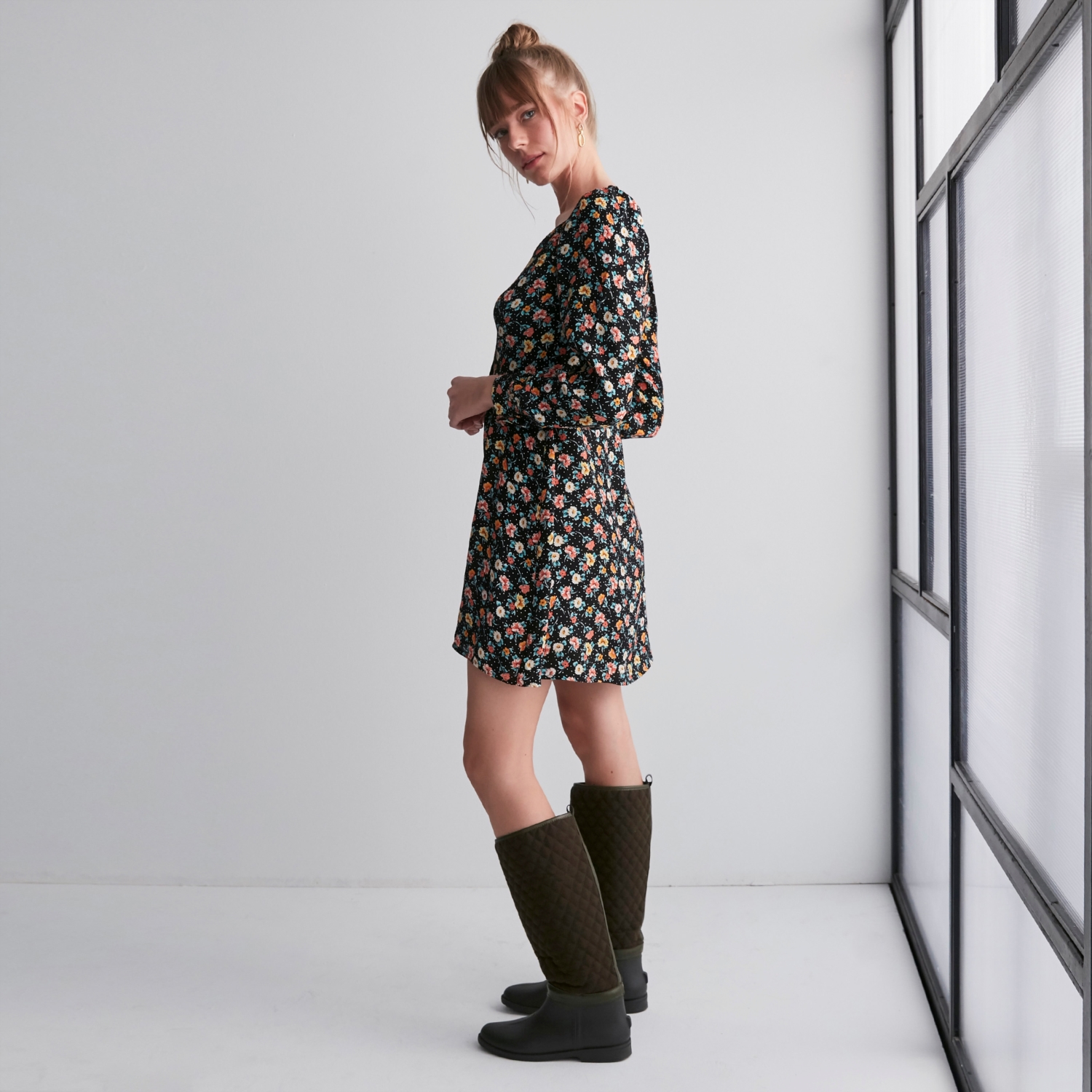 ÇİÇEK DESENLİ KALP YAKA MİNİ KLOŞ ELBİSE