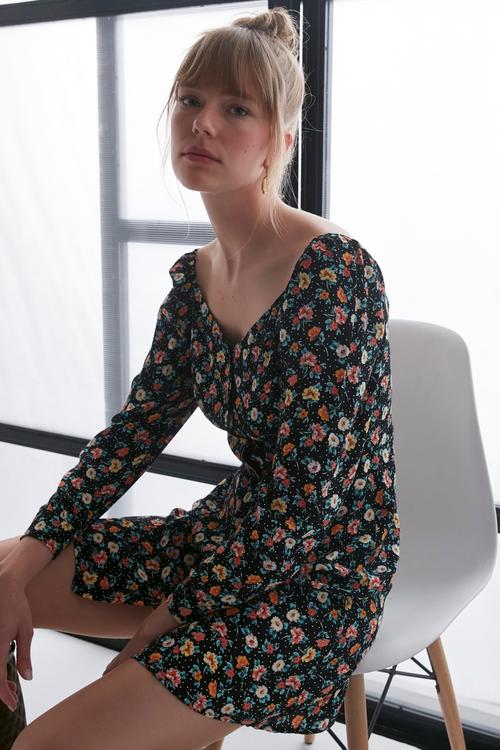  ÇİÇEK DESENLİ KALP YAKA MİNİ KLOŞ ELBİSE