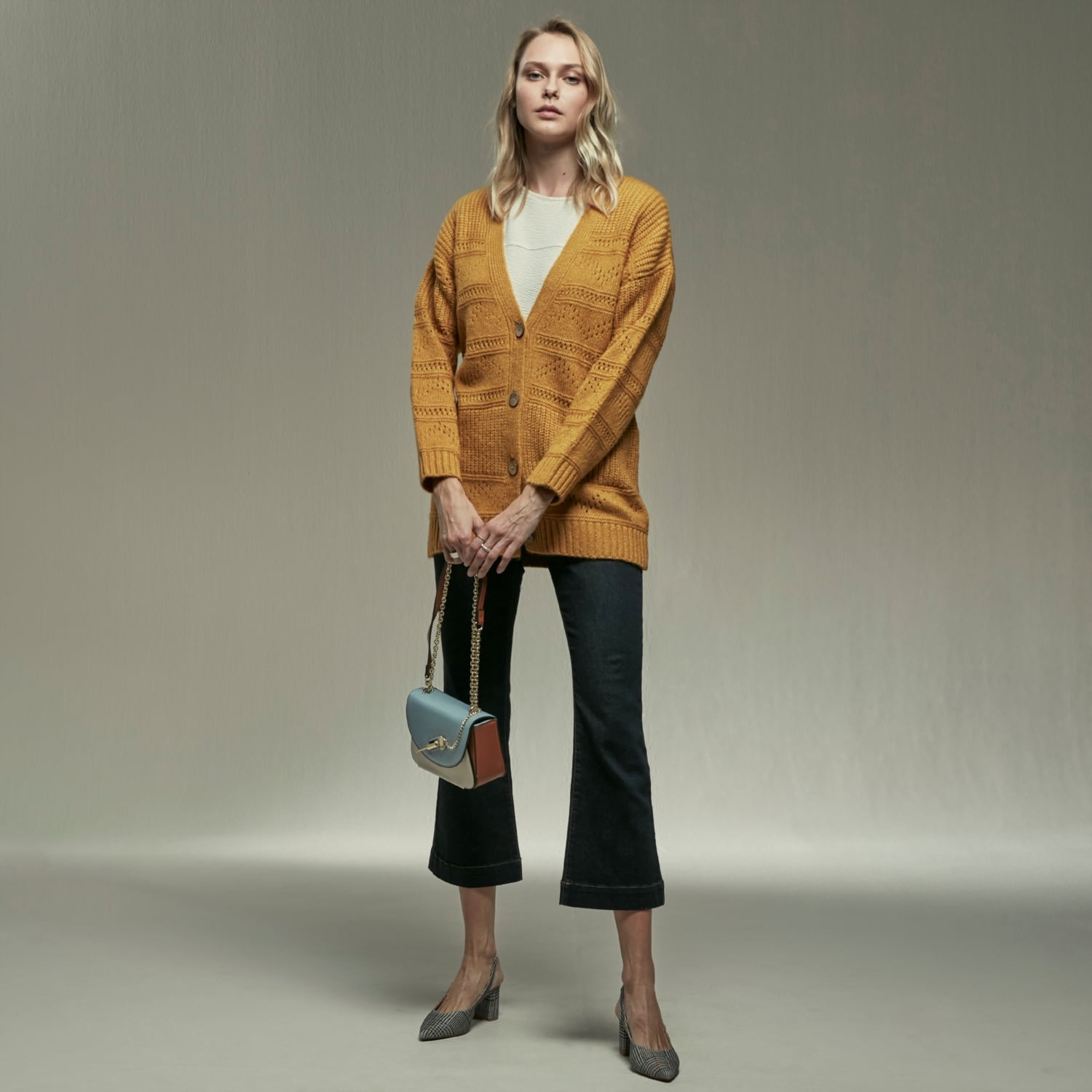 DELİKLİ V YAKA ÖRME HIRKA