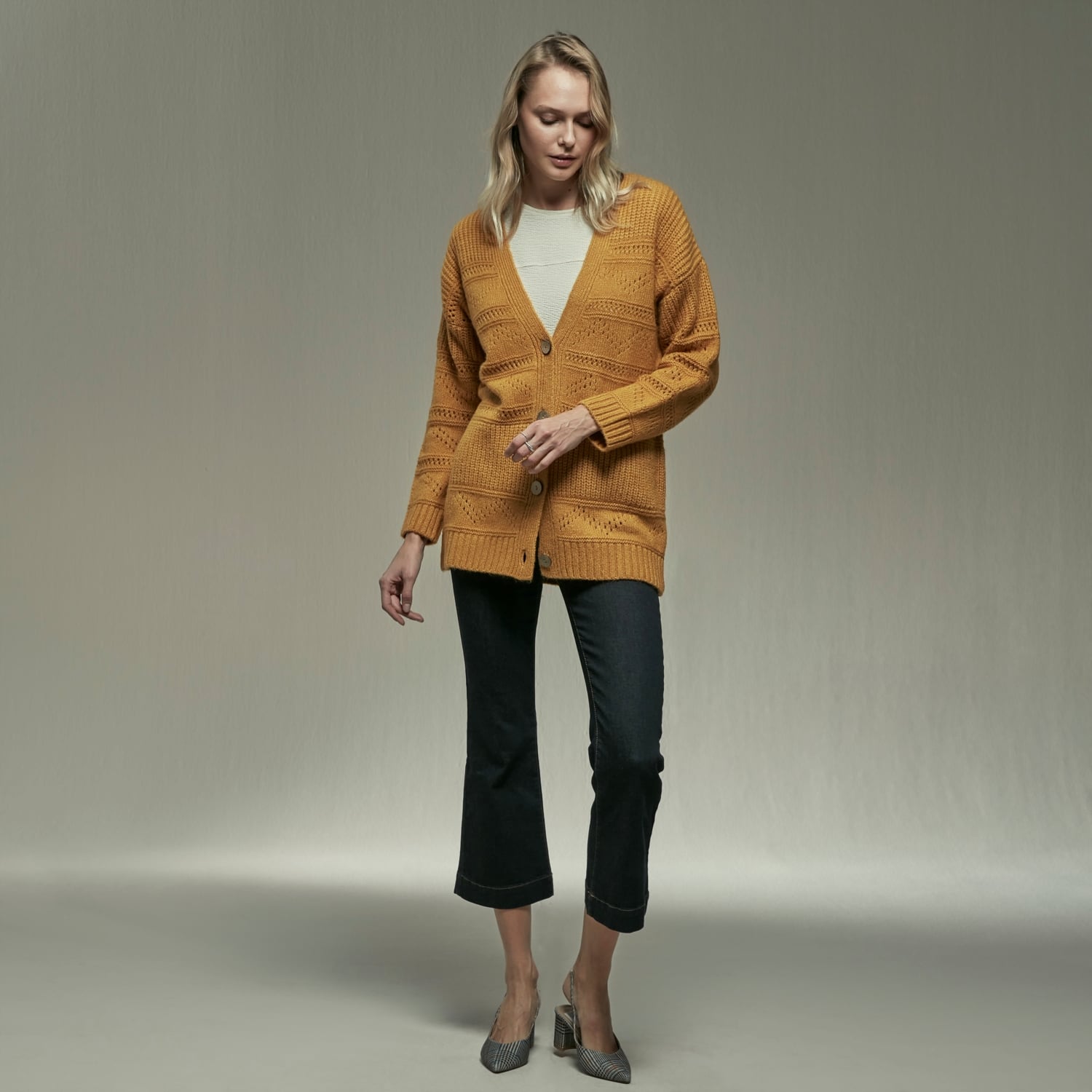 DELİKLİ V YAKA ÖRME HIRKA