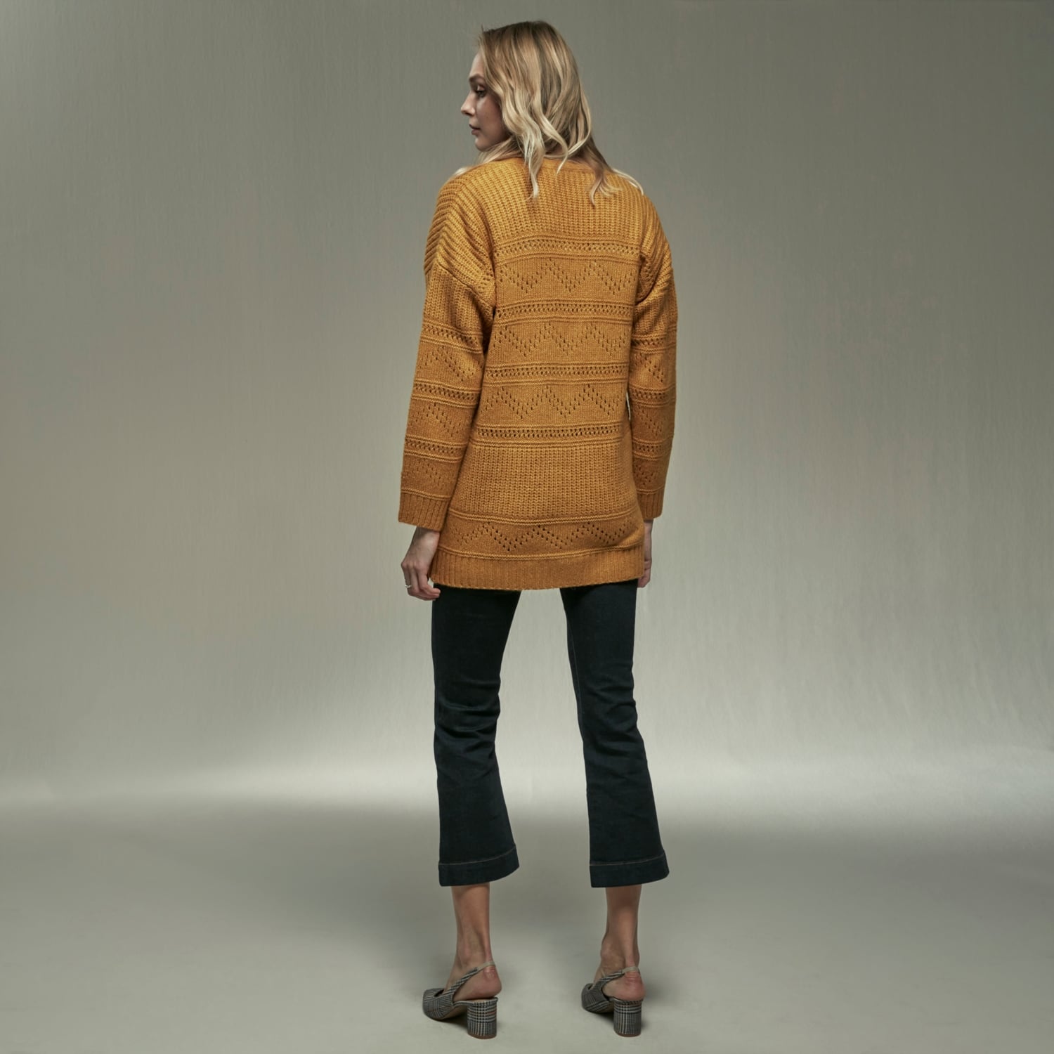 DELİKLİ V YAKA ÖRME HIRKA